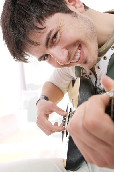 Homem com guitarra — Fotografia de Stock