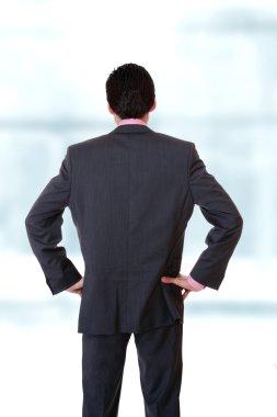 genç iş adamı ayakta