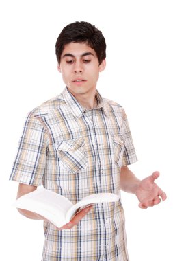 Kitap okuyan yakışıklı bir genç adam.