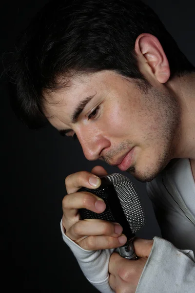 Fiatal férfi énekel — Stock Fotó