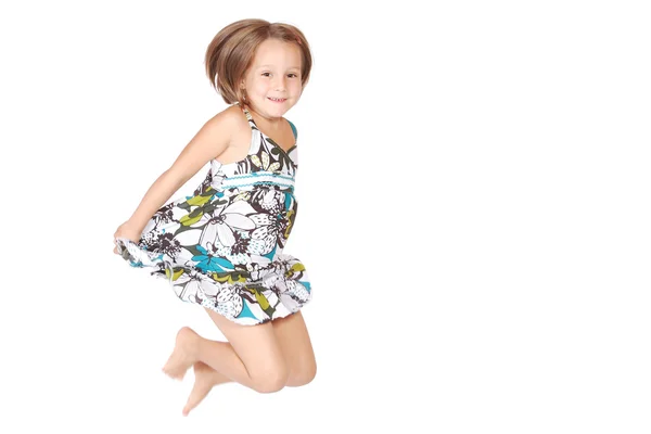 Маленькая девочка прыгает — стоковое фото