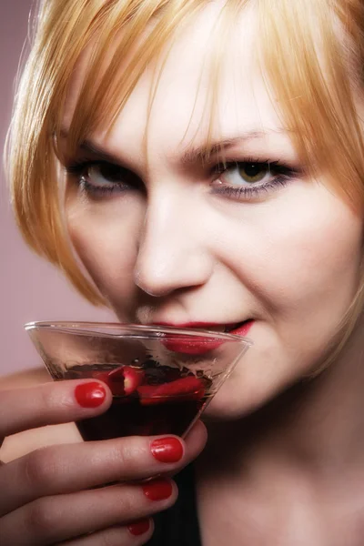 Belle femme blonde avec verre — Photo