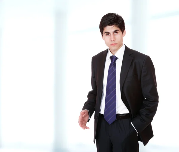 Joven empresario de pie — Foto de Stock