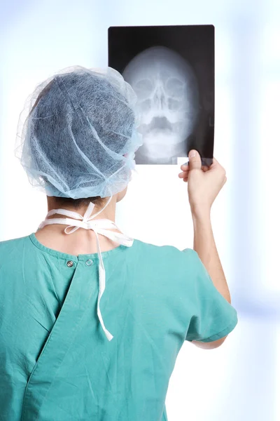 Medico che sorregge le radiografie . — Foto Stock