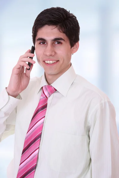 Junger Geschäftsmann im Stehen — Stockfoto