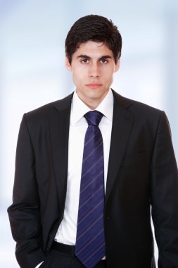 genç iş adamı ayakta