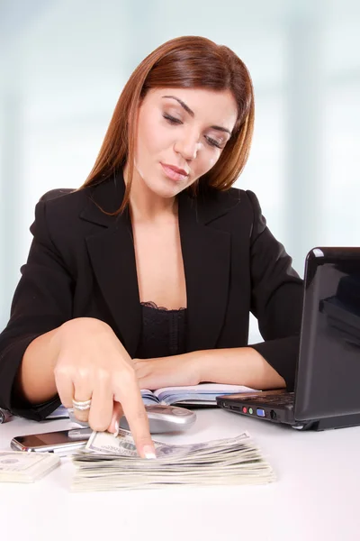 Joven mujer de negocios de pie —  Fotos de Stock