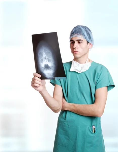 Läkaren håller upp xrays. — Stockfoto