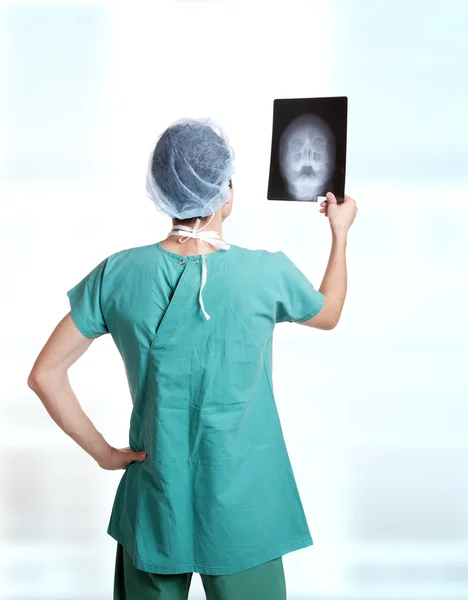 Medico che sorregge le radiografie . — Foto Stock