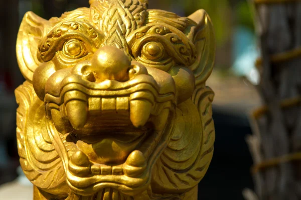 Tajski smoka złoty posąg — Zdjęcie stockowe