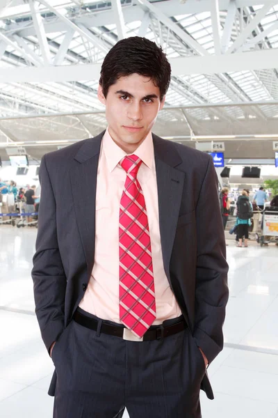 Homme d'affaires à l'aéroport — Photo