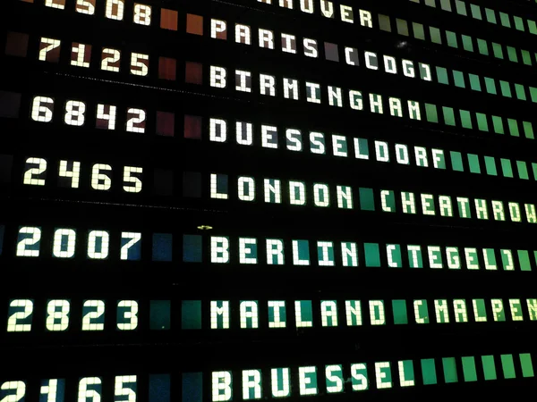 Tablica informacyjna loty na lotnisku — Zdjęcie stockowe
