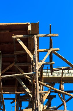 Mavi gökyüzü ile yapı oluşturma.