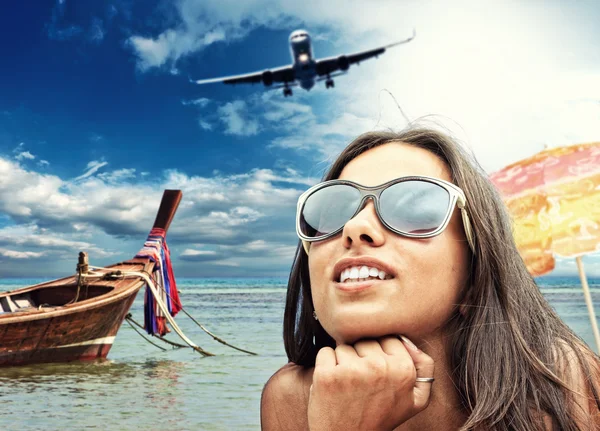 Beautiful woman on the beach. — Stock Photo, Image