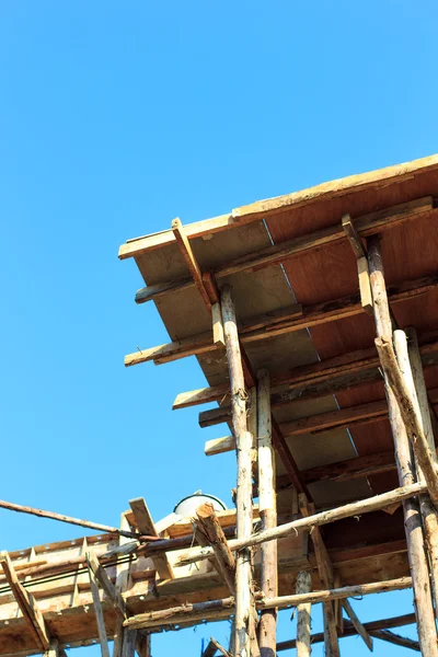 Struttura dell'edificio con cielo blu . — Foto Stock