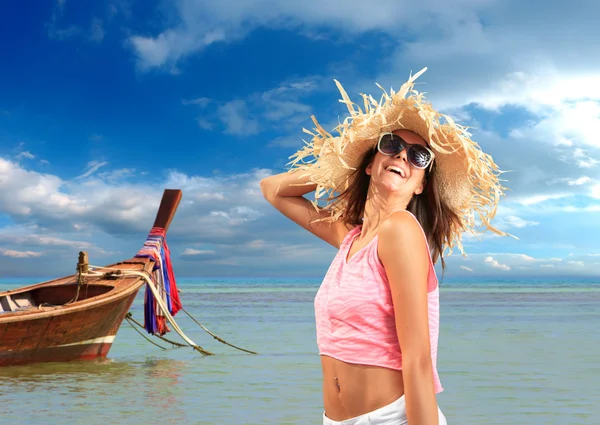 Hermosa mujer en la playa. — Foto de Stock