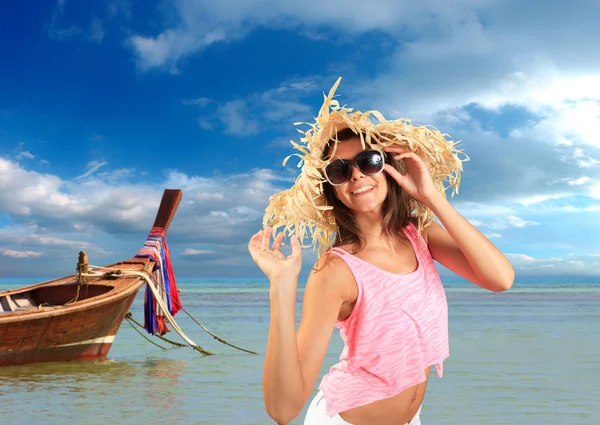 Schöne Frau am Strand. — Stockfoto