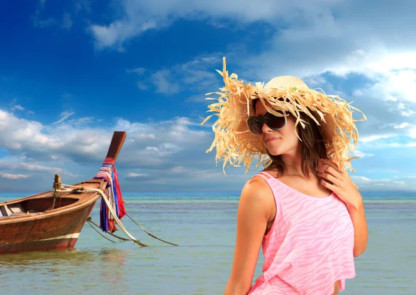 Hermosa mujer en la playa. — Foto de Stock