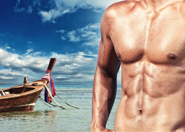 Przystojny mięśni mężczyzna na plaży. — Zdjęcie stockowe