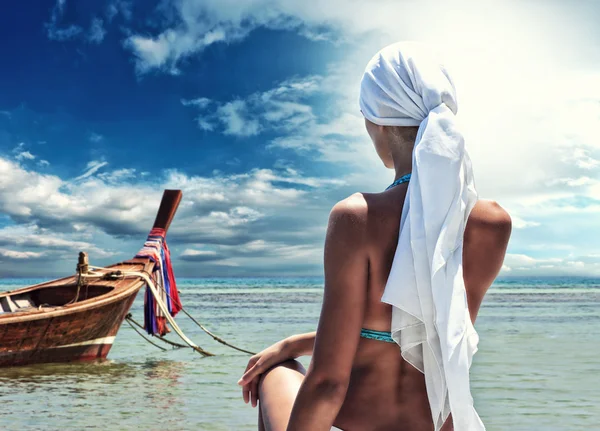 Schöne Frau am Strand. — Stockfoto