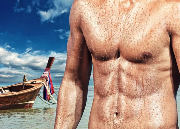 Bello uomo muscolare sulla spiaggia . — Foto Stock