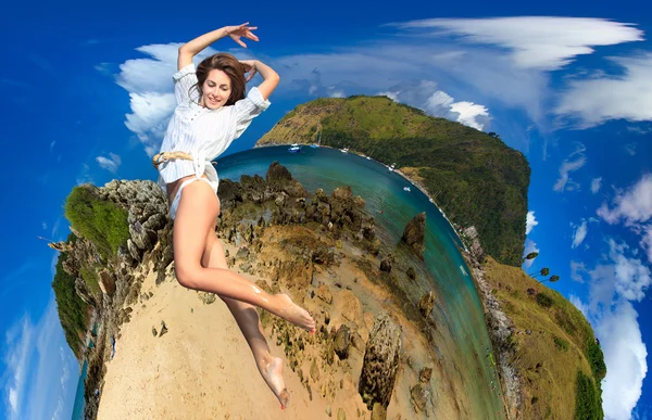 Mujer saltando sobre el mar —  Fotos de Stock