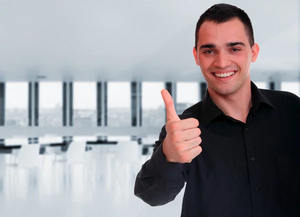 Geschäftsmann posiert im Büro — Stockfoto