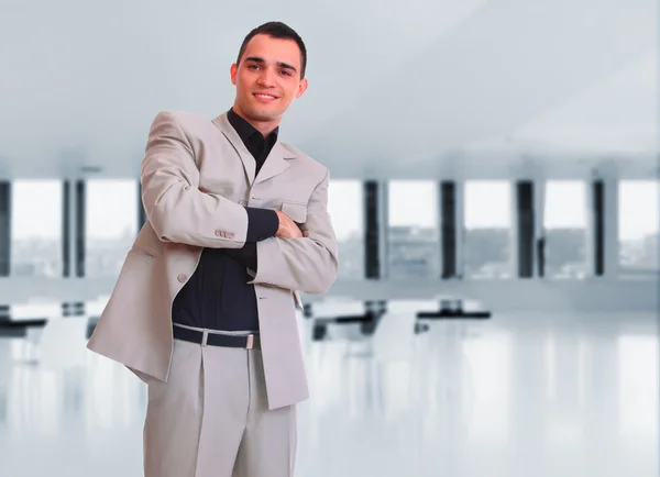 Hombre de negocios posando en la oficina —  Fotos de Stock