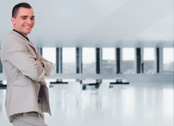 Geschäftsmann posiert im Büro — Stockfoto