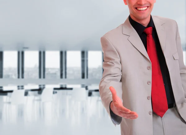 Hombre de negocios posando en la oficina —  Fotos de Stock