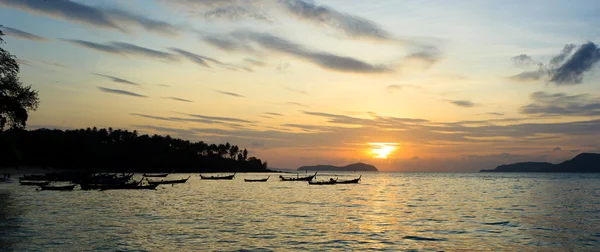 Vacker soluppgång i rawai phuket — Stockfoto
