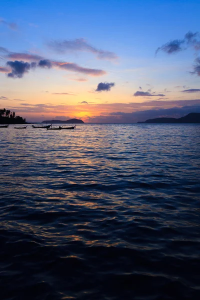Schöner sonnenaufgang in rawai phuket — Stockfoto