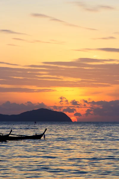 Piękny wschód słońca w rawai, phuket — Zdjęcie stockowe