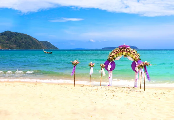 Blumenschmuck bei der Strandhochzeit — Stockfoto