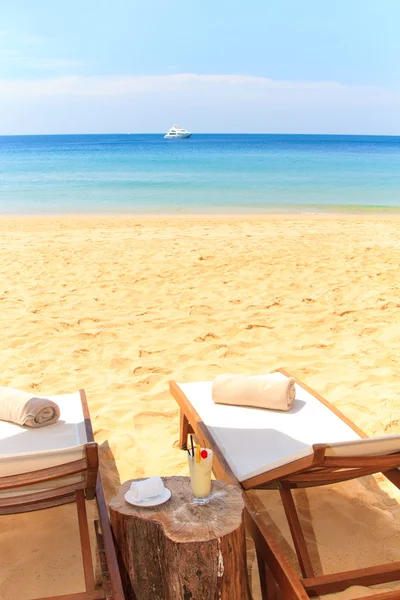 yatak ve bir plaj şemsiye