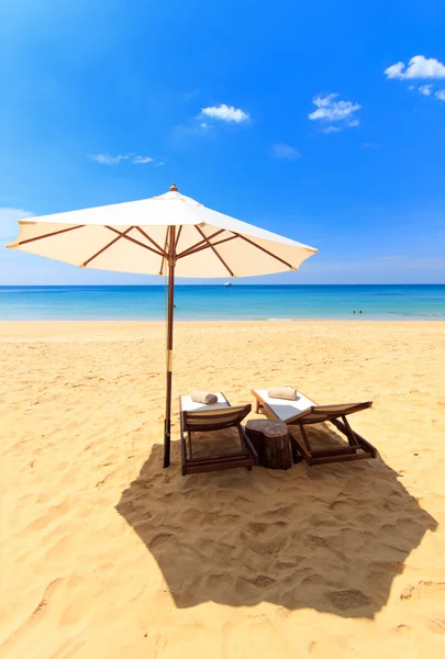 yatak ve bir plaj şemsiye