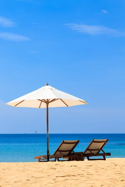 Łóżka i parasol na plaży — Zdjęcie stockowe