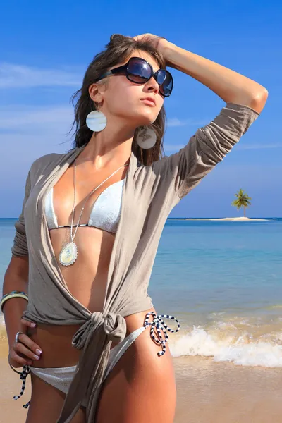 Krásná žena na pláži. — Stock fotografie