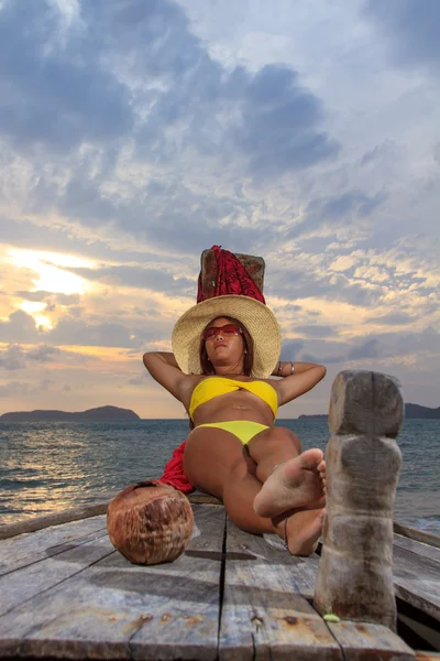 Aziatische model op het strand — Stockfoto