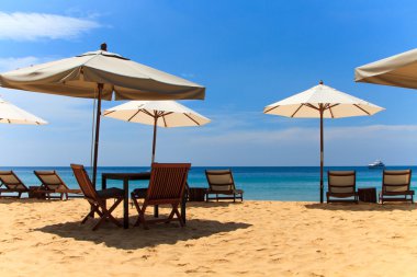 ligstoelen en parasol op het strand