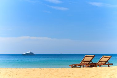 kumsalda güneşli yataklar