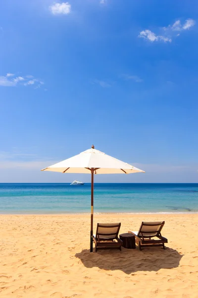 日光浴床和伞在海滩上 — 图库照片