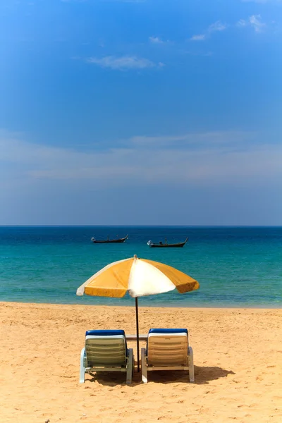 日光浴床和伞在海滩上 — 图库照片