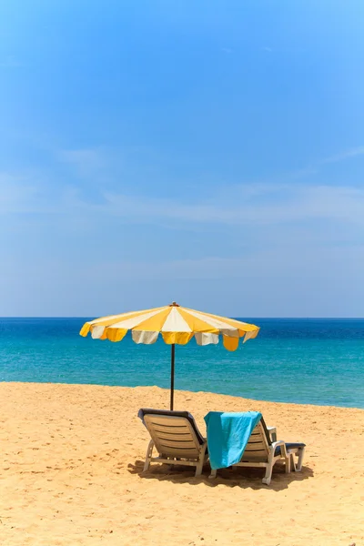 Sonnenliegen und Sonnenschirm am Strand — Stockfoto