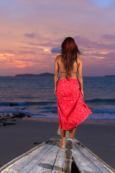 Asiatiska modellen på stranden — Stockfoto