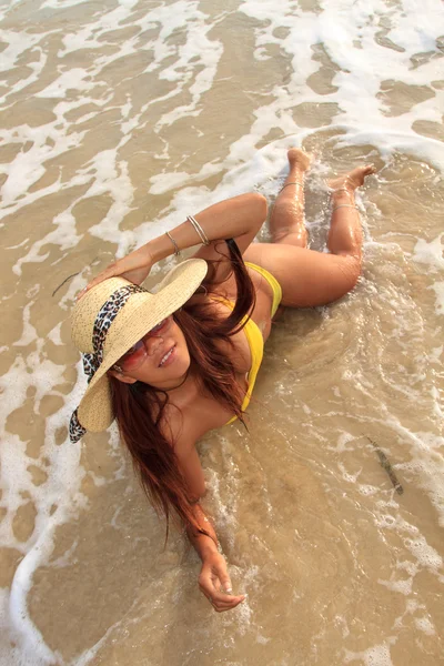 Ázsiai modell a strandon — Stock Fotó