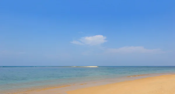 Beach and tropical sea — Stock Photo, Image