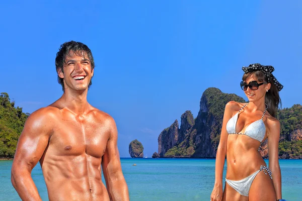年轻的夫妇在 phi phi 海滩 — 图库照片