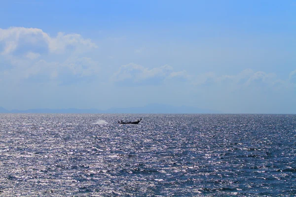 Длиннохвостая лодка в Таиланде — стоковое фото