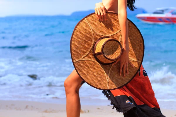 Aziatische model op het strand — Stockfoto